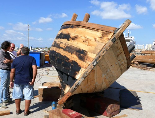 Segueixen les tasques de reparació de les embarcacions del Pas de Barca, els dos darrers llaguts tradicionals que queden a l’Ebre català
